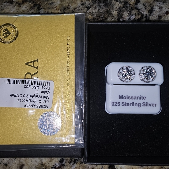 Elegant Moissanite 2.0 Ct 925 Sterling Silver Stud Earrings - Picture 2 of 4